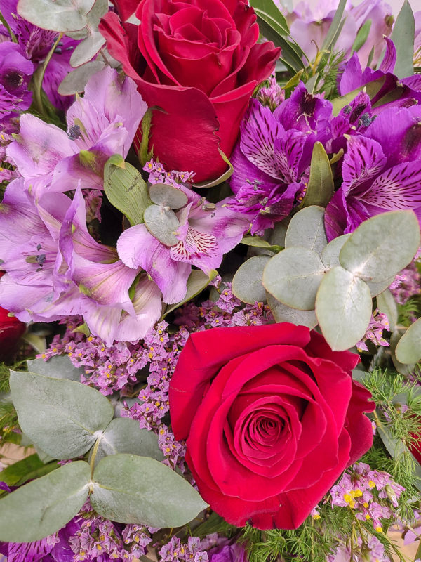 Ramo Cronos · Ramo silvestre y elegante, compuesto por Rosas rojas, Alstroemerias en tonos morados, limonium o paniculata y verdes variados. · Floristería Online Los Santos Niños · Alcalá de Henares · Madrid