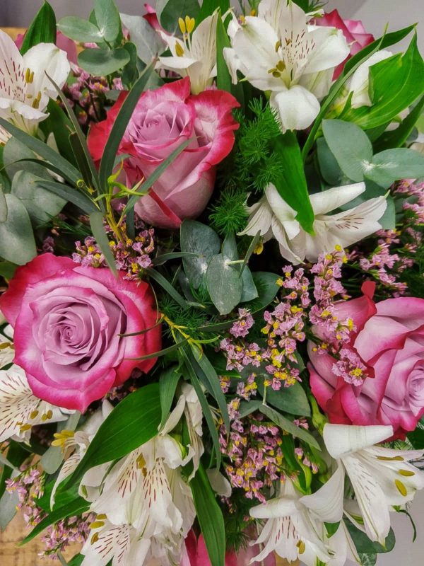 Ramo Océano · Ramo silvestre y elegante, compuesto por Rosas en tonos morados, Alstroemerias blancas, Limonium o Paniculata y verdes variados. · Floristería Online Los Santos Niños · Alcalá de Henares · Madrid