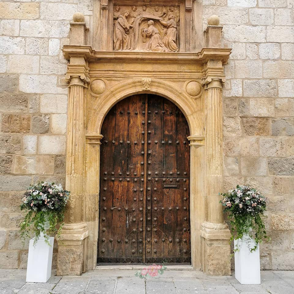 Decoraciones de Bodas Arreglo Floral entrada de Iglesia · Floristería Los Santos Niños · Alcalá de Henares · Madrid