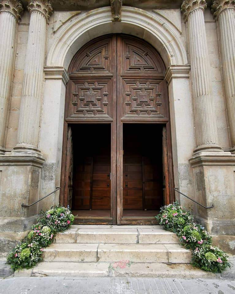 Decoraciones de Bodas Arreglo Floral entrada de Iglesia · Floristería Los Santos Niños · Alcalá de Henares · Madrid