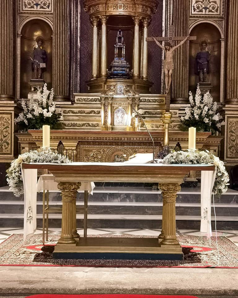 Decoraciones de Bodas Arreglo Floral en Altar de Iglesia · Floristería Los Santos Niños · Alcalá de Henares · Madrid
